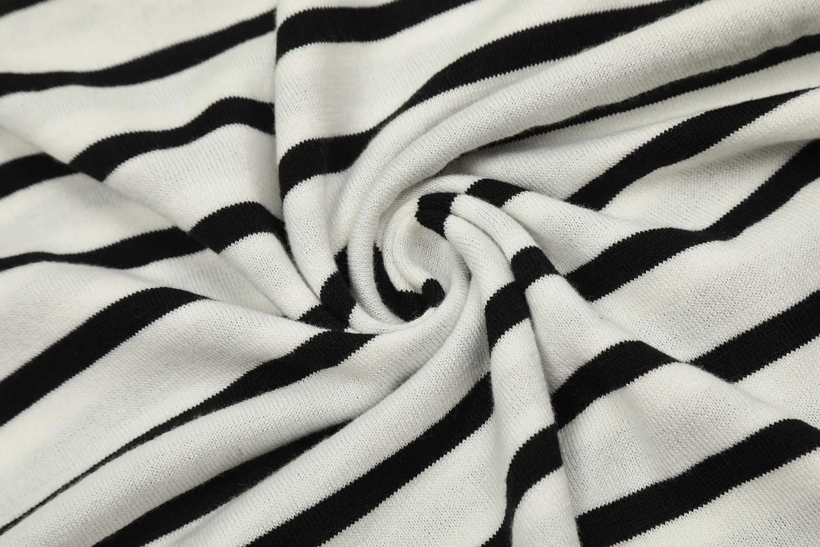 VIVI120S# vivienne west wood West Queen Vivienne Saturn new style thin sweater with striped cuff design Custom woven and dyed Welcome to compare the original version 16-needle German imported woven fabric Real silk-like texture 🧩 100% body wool blend 🧩 Correct Italian 🇮🇹100% wool washed wheat logo 🧩 Purchase the original version and open the real mold 🧩Original purchase records and comparison pictures can be provided. Place your order with confidence. 🧩No color difference in fixed and dyed colors. 🧩Instant sale of all Taobao 300+ versions. The quality of the purchasing agent is full of quality. It is definitely not a copywriter party. It is a real good product. The actual product far exceeds the budget. Size: S -M- L Color: White Black